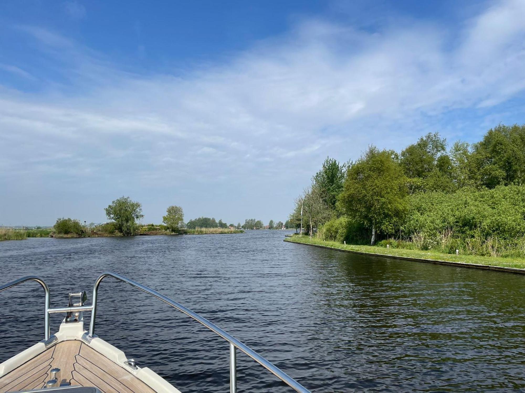 Guesthouse Bednboot Met Terras Aan Het Water Rijpwetering Luaran gambar